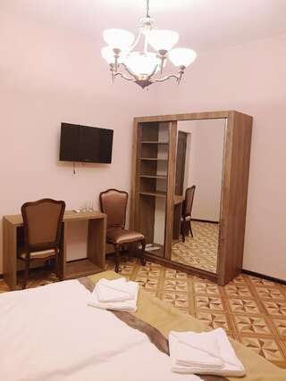 Отель Hotel Classic Тбилиси Семейный номер Делюкс-3